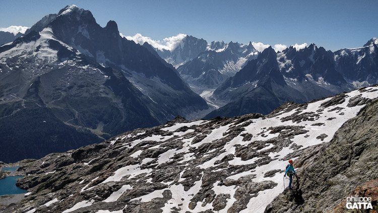 Anna at the top of 3rd pitch Baisers Orageux (© P. Gatta)