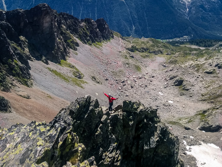 On the ridge, above the pitch #7 Aiguilles Crochues (© P. Gatta)