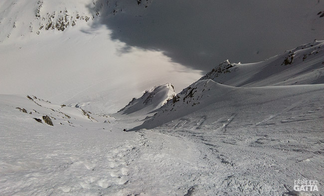 Skiing down the NE face (© P. Gatta)