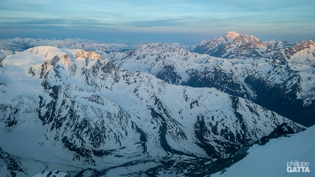 Sunrise on Mont Vélan and Mont Blanc from Combin de Valsorey (© P. Gatta)