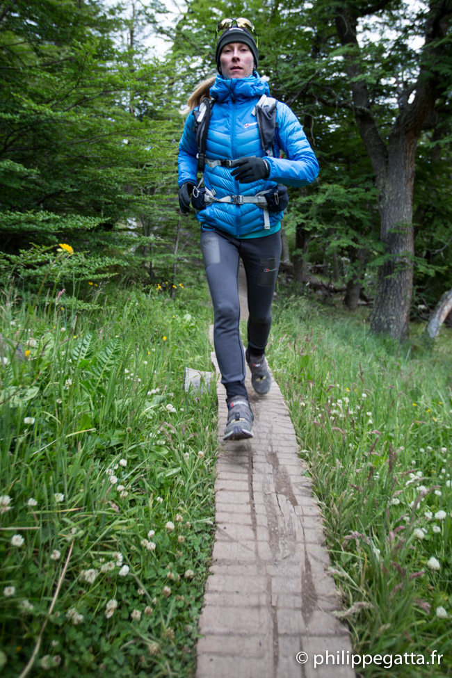 Anna running toward the Fitz Roy Mirador (© P. Gatta)