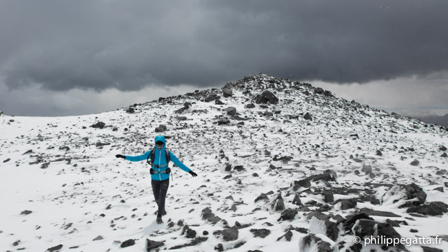Anna on the top of Loma del Pliegue Tumbado (© P. Gatta)