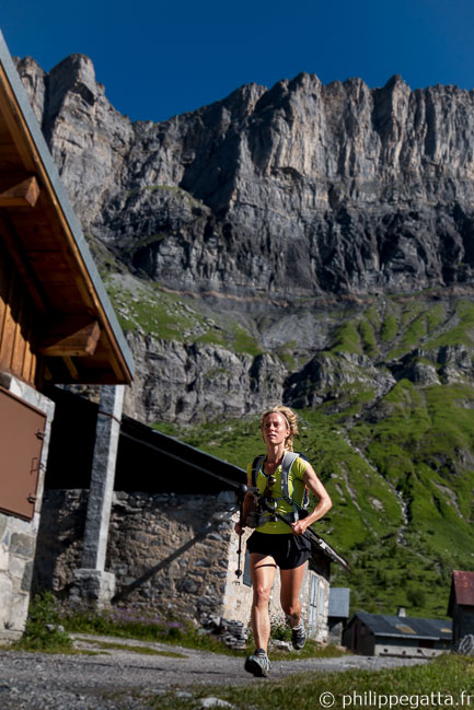 Anna in Ayeres des Pierrieres, Rochers des Fiz behind - Trail around Rochers des Fiz (© P. Gatta)