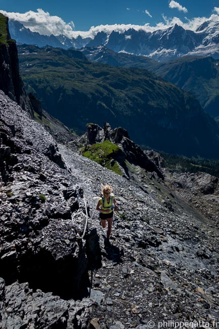 Le Derochoir, Aiguilles de Chamonix behind - Trail around Rochers des Fiz (© P. Gatta)