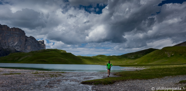Anterne Lake and Pointe de Sales behind - Trail around Rochers des Fiz (© A. Gatta)